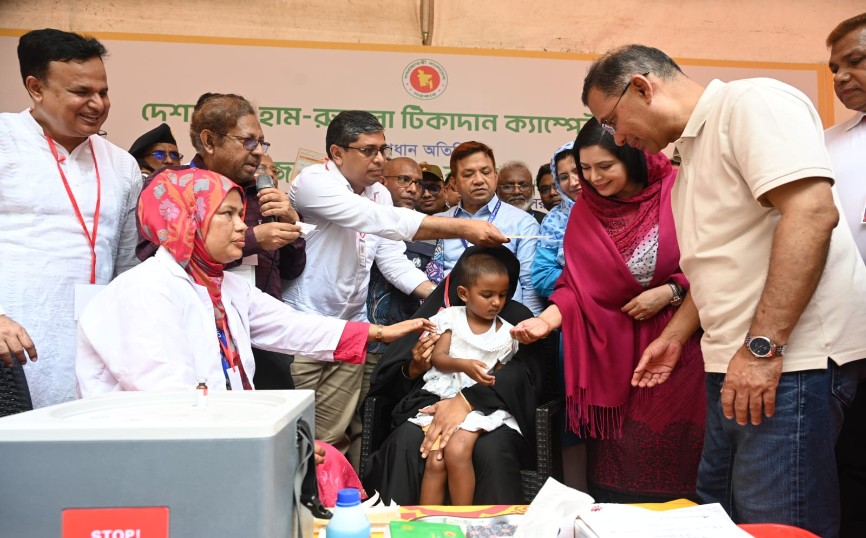 শিশুকে আনন্দ দিয়ে হামের টিকা দিলেন ডা. জুবাইদা রহমান