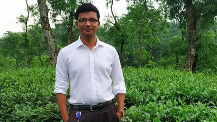 রাজস্ব কর্মকর্তার মরদেহ ফেলে পালালো পিকআপ