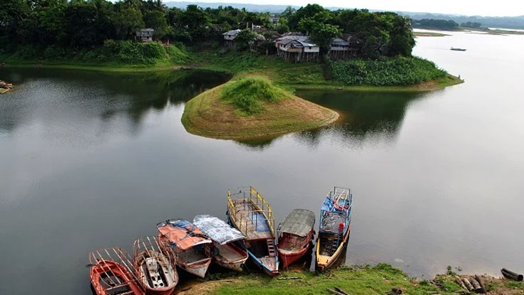 মধ্যরাত থেকে কাপ্তাই হ্রদে মাছ ধরায় নিষেধাজ্ঞা