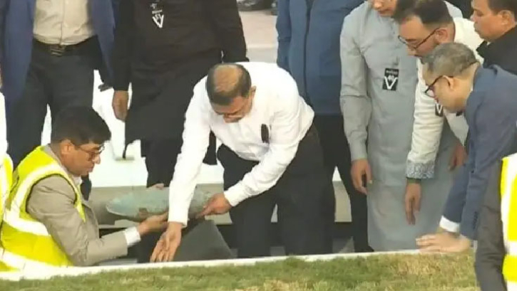 নিজ হাতে মাকে শায়িত করলেন তারেক রহমান