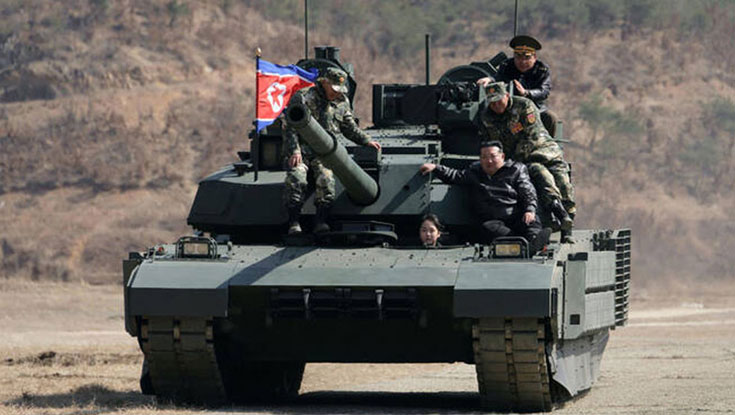 বাবাকে পেছনে বসিয়ে ট্যাংক চালাচ্ছে কিম জং উনের মেয়ে