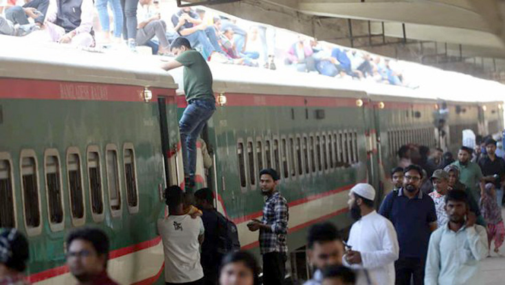 ঈদযাত্রায় কমলাপুর স্টেশনে উপচেপড়া ভিড়