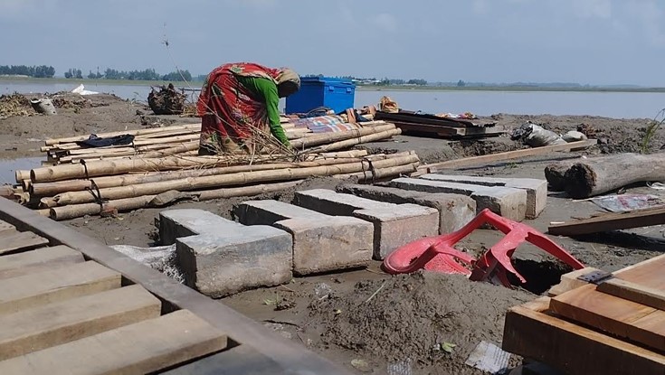 দুধকুমারের ভাঙনে অর্ধশতাধিক পরিবার বাস্তুহারা দুধকুমারের ভাঙনে অর্ধশতাধিক পরিবার বাস্তুহারা