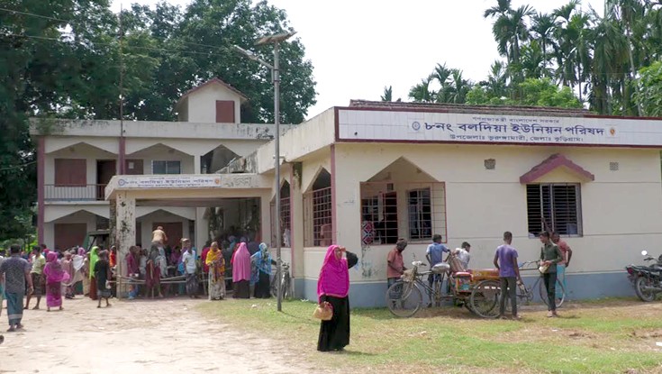 ভিজিএফ তালিকায় সরকারী চাকরীজীবি-দলীয় নেতা