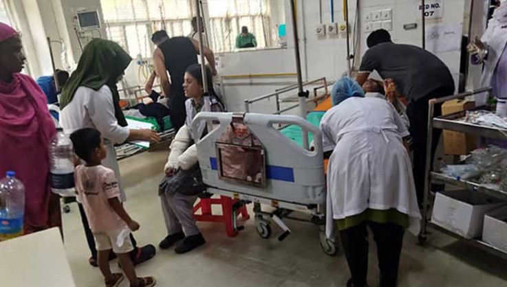 সন্তানের খোঁজে হাসপাতালে অভিভাবকরা সন্তানের খোঁজে হাসপাতালে অভিভাবকরা