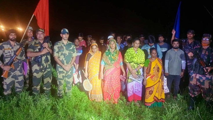 কাজীপুর সীমান্তে ১৮ বাংলাদেশিকে হস্তান্তর
