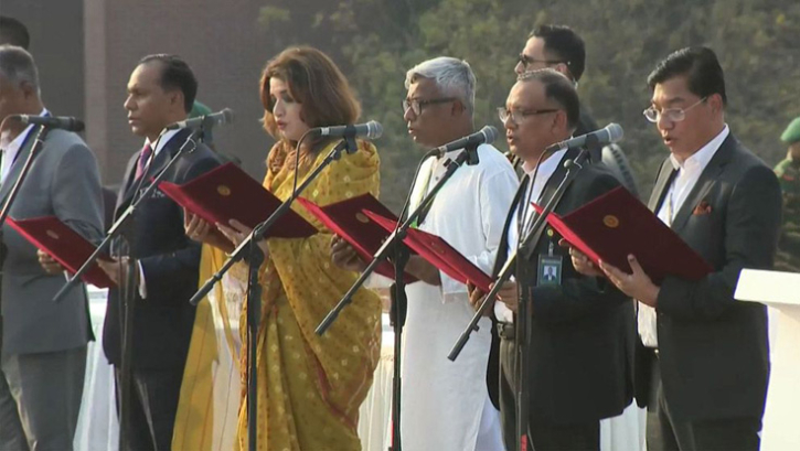 শপথ নিলেন নতুন মন্ত্রীসভার সদস্যরা