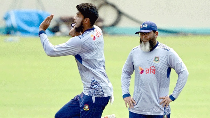 মুশতাকের চুক্তির মেয়াদ বাড়ছে মুশতাকের চুক্তির মেয়াদ বাড়ছে