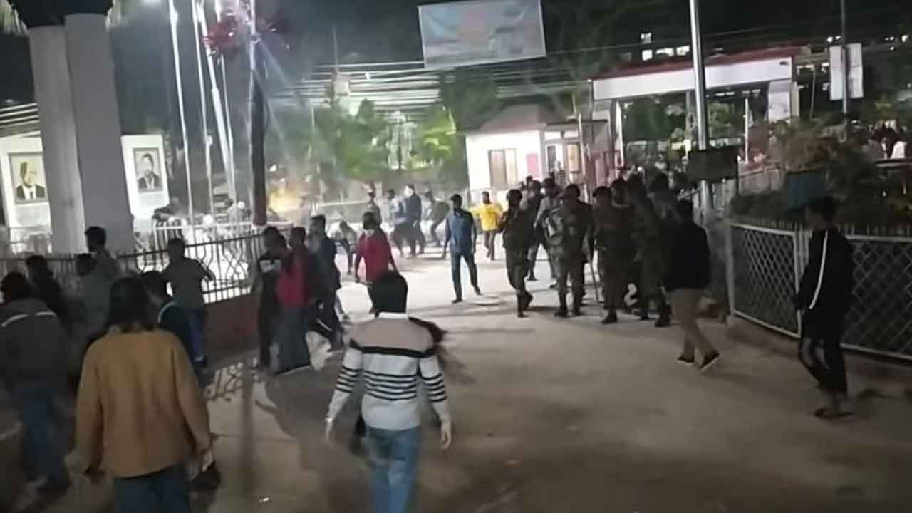 ময়মনসিংহে সাধারণ শিক্ষার্থী-ছাত্রদল সংঘর্ষে আহত ১০ ময়মনসিংহে সাধারণ শিক্ষার্থী-ছাত্রদল সংঘর্ষে আহত ১০