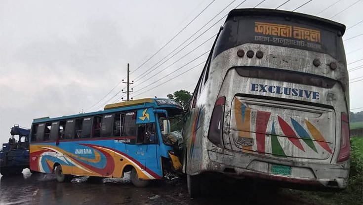 দুই বাসের মুখোমুখি সংঘর্ষে নিহত ২, আহত ১৫