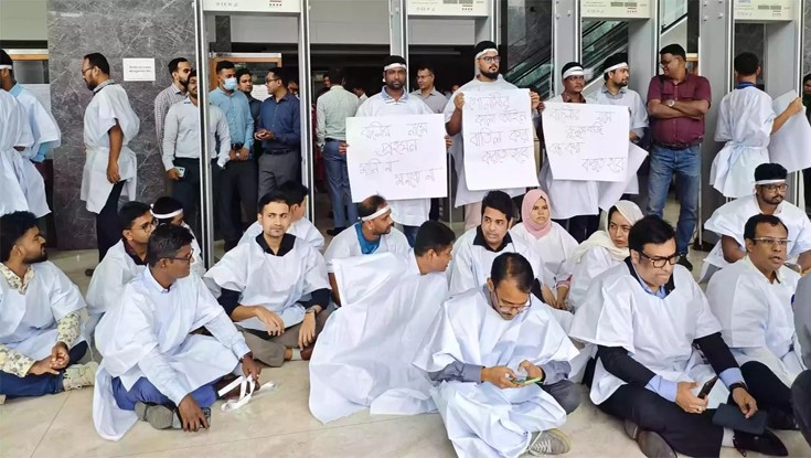 কাফনের কাপড় পরে কলম বিরতিতে এনবিআরের কর্মকর্তারা কাফনের কাপড় পরে কলম বিরতিতে এনবিআরের কর্মকর্তারা