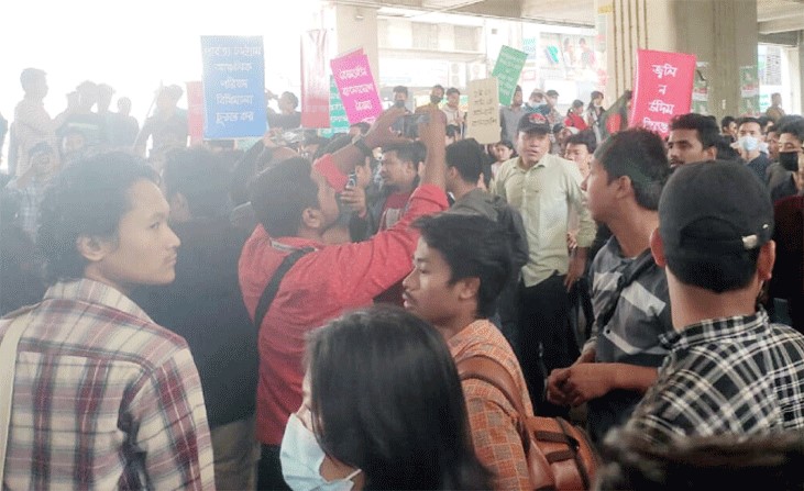 এনসিটিবির সামনে দুপক্ষের সংঘর্ষে আহত ১৯ এনসিটিবির সামনে দুপক্ষের সংঘর্ষে আহত ১৯