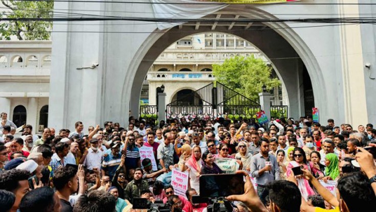 ইশরাককে মেয়রের দায়িত্ব বুঝিয়ে দেয়ার দাবিতে বিক্ষোভ ইশরাককে মেয়রের দায়িত্ব বুঝিয়ে দেয়ার দাবিতে বিক্ষোভ