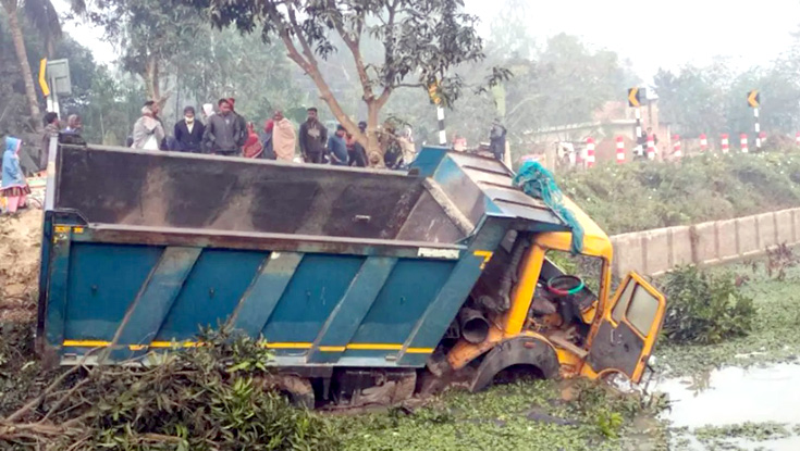 সাতসকালে ট্রাকচাপায় প্রাণ গেল ৪ জনের 