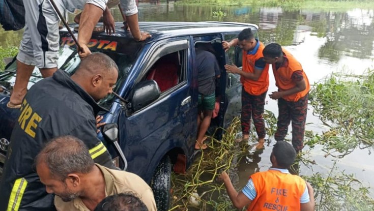 প্রবাসীকে নিয়ে মাইক্রোবাস খালে, একই পরিবারের ৭ জন নিহত