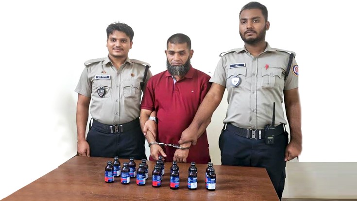 ক্রেতা সেজে ফেনসিডিল কারবারি গ্রেফতার ক্রেতা সেজে ফেনসিডিল কারবারি গ্রেফতার