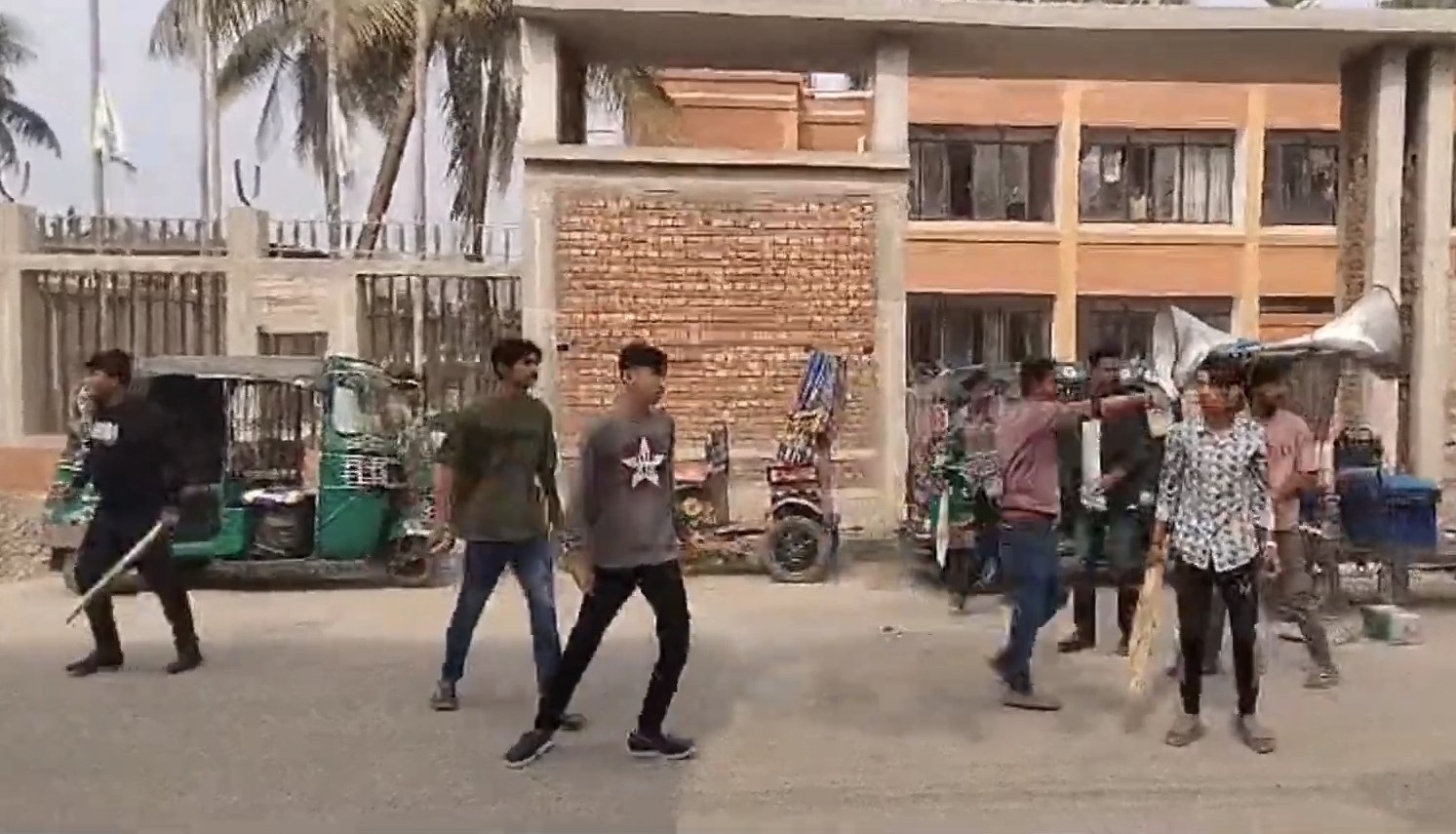 হামলা ভাঙচুরের প্রতিবাদে ডাকা মানববন্ধনে ফের হামলা হামলা ভাঙচুরের প্রতিবাদে ডাকা মানববন্ধনে ফের হামলা