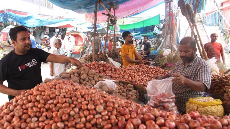 আমদানির খবরে কেজিতে ২০ টাকা কমেছে পেঁয়াজের দাম 