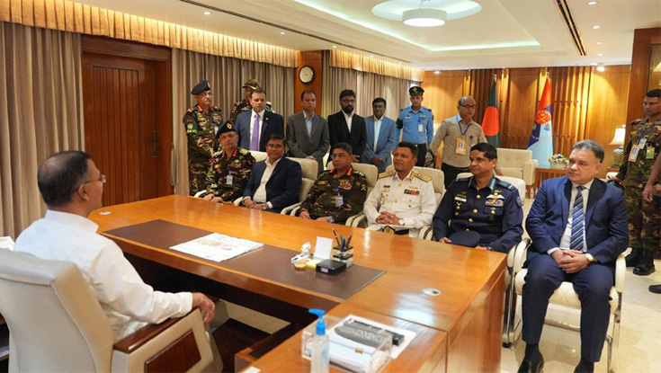 প্রথমবার সশস্ত্র বাহিনী বিভাগের অফিসে প্রধানমন্ত্রী
