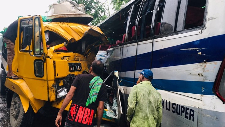 সাত সকালে বাস-ট্রাকের সংঘর্ষে ঝরল ৩ প্রাণ