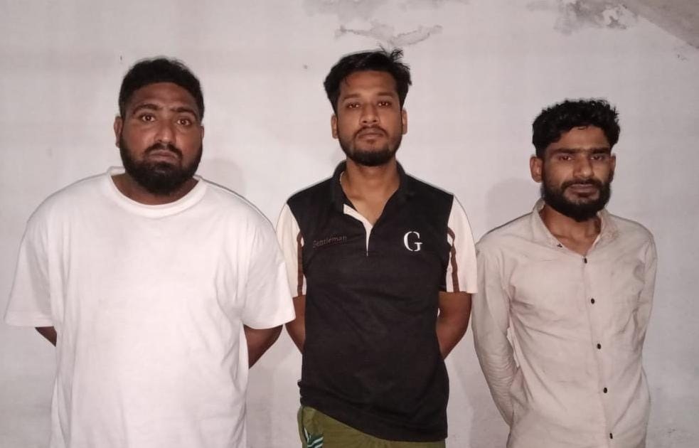 পাবনায় তাবিজ ফারুকসহ ৩ শীর্ষ সন্ত্রাসী আটক পাবনায় তাবিজ ফারুকসহ ৩ শীর্ষ সন্ত্রাসী আটক
