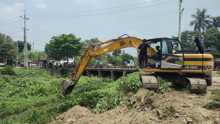 অবশেষে ইছামতীতে খনন শুরু, উচ্ছসিত নদীপাড়ের মানুষ অবশেষে ইছামতীতে খনন শুরু, উচ্ছসিত নদীপাড়ের মানুষ