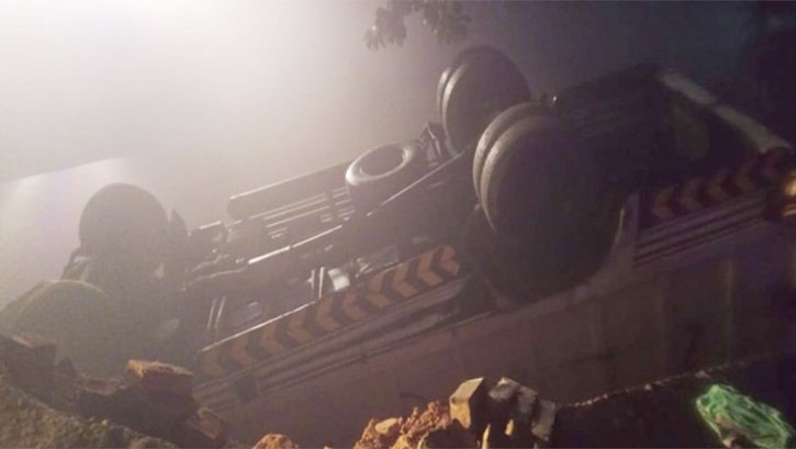 নিয়ন্ত্রণ হারিয়ে ট্রাক খালে, একই পরিবারের ১৪ জন নিহত