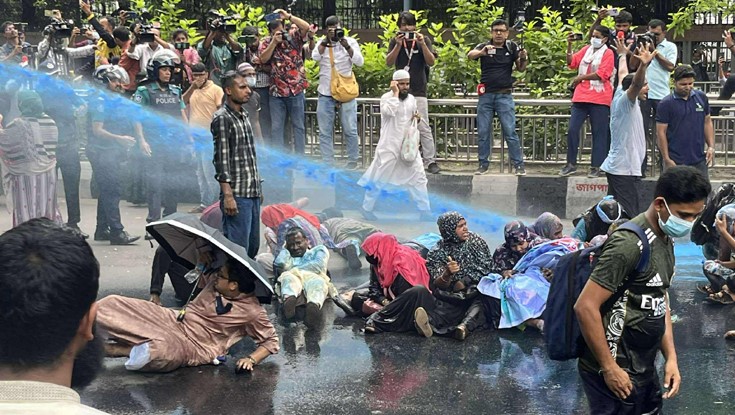 প্রেসক্লাবে নিবন্ধন পরীক্ষার্থীদের ওপর পুলিশের জলকামান-সাউন্ড গ্রেনেড