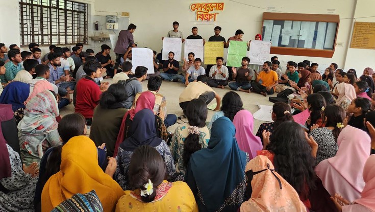 তিন দাবিতে রাবির ফোকলোর শিক্ষার্থীদের অনশন তিন দাবিতে রাবির ফোকলোর শিক্ষার্থীদের অনশন