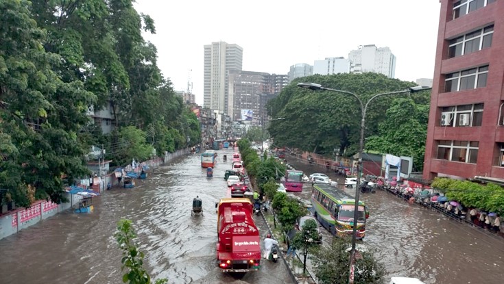 ভারী বৃষ্টিতে জলাবদ্ধতা, বিপর্যস্ত জনজীবন