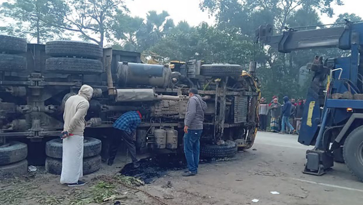 বালুবোঝাই ট্রাক উল্টে নিহত চার