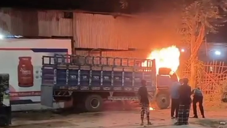 দাঁড়িয়ে থাকা ট্রাকে অগ্নিসংযোগ