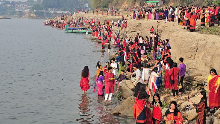 হ্রদের জলে ভাসলো বিজুর ফুল
