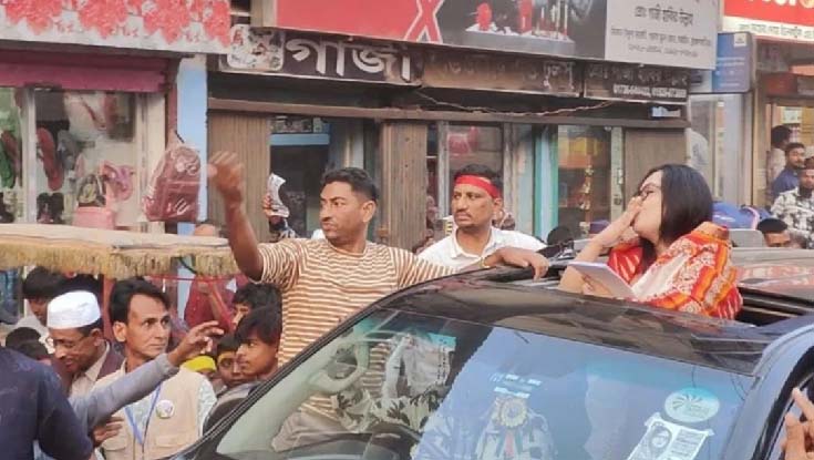 শেষ গণমিছিলে ‘ফ্লাইং কিস’ দিলেন রুমিন ফারহানা