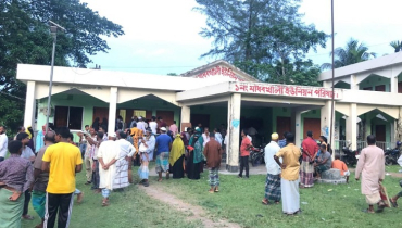 ভিজিএফের চাল বিতরণে ঘুষ আদায়ে সচিব অবরুদ্ধ, সেনা সহায়তায় উদ্ধার