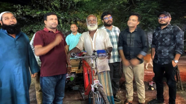 নতুন ভ্যান পেয়ে আনন্দে উৎফুল্ল খুবির আলেক চাচা