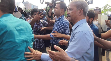 অবরুদ্ধ দুই উপদেষ্টা-প্রেস সচিব মাইলস্টোন ছাড়লেন