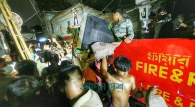 মূল্যবান জিনিস সরিয়ে নিচ্ছেন কড়াইল বস্তিবাসী