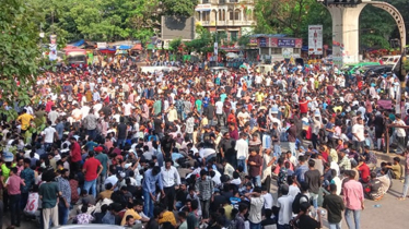 সাম্য হত্যার বিচারের দাবিতে শাহবাগ অবরোধ