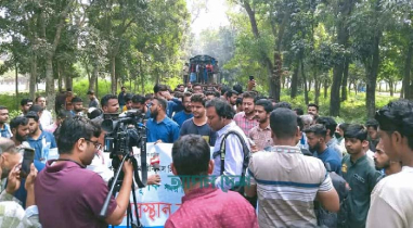 বিসিএসের সময় পরিবর্তনের দাবিতে শিক্ষার্থীদের রেললাইন অবরোধ