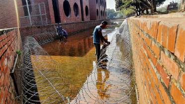 সংসদ লেকে বসানো হচ্ছে কাঁটাতারের বেড়া