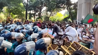 শিক্ষকদের ‘মার্চ টু সচিবালয়’ আটকে দিল পুলিশ