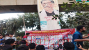 ঢাবিতে তারকাদের ‘ফ্যাসিস্ট’ আখ্যা দিয়ে প্রতীকী জুতাপেটা