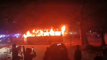 উত্তর বাড্ডায় যাত্রীবাহী বাসে আগুন উত্তর বাড্ডায় যাত্রীবাহী বাসে আগুন