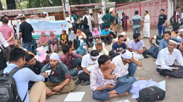 প্রেস ক্লাবের সামনে অবস্থান ১৭তম নিবন্ধনধারীদের