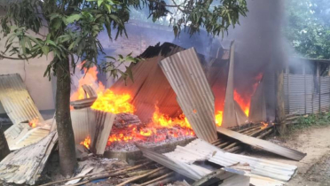 মসজিদের বারান্দা নির্মাণ নিয়ে সংঘর্ষে ১৫ বাড়িতে আগুন, নিহত ১