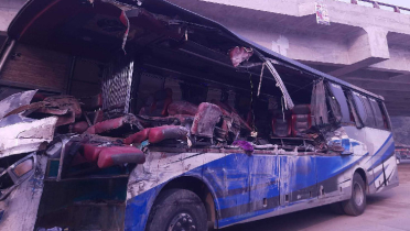 ঘন কুয়াশায় ট্রাকের সঙ্গে বাসের সংঘর্ষ, নিহত ২