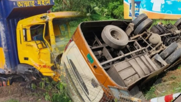 বাস-কাভার্ডভ্যানের মুখোমুখি সংঘর্ষে নারী শিশুসহ নিহত ৩