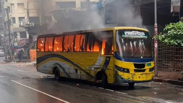 যাত্রীদের নামিয়ে বাসে আগুন দিল দুর্বৃত্তরা