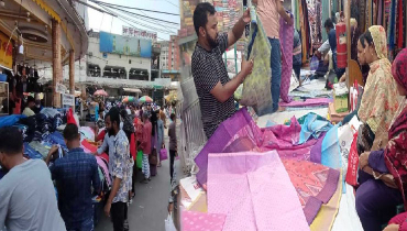 ফুটপাত থেকে শপিংমলে ক্রেতার ঢল